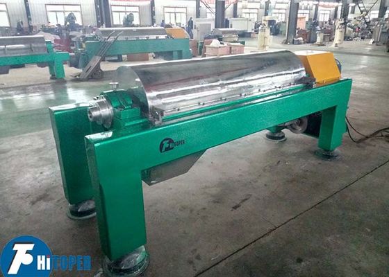 Centrifuge dekanter industri yang dirancang untuk memisahkan butiran fase padat dari suspensi dengan industri ringan dan bidang farmasi